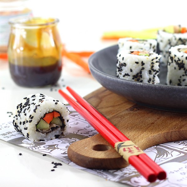 Main Tenant Une Baguette Japonaise Pour La Nourriture Sushi Maki