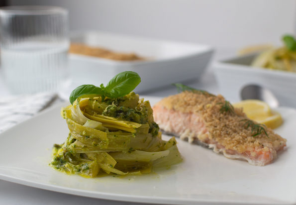 Spaghettis de poireaux et saumon en croute de parmesan et aneth dressé